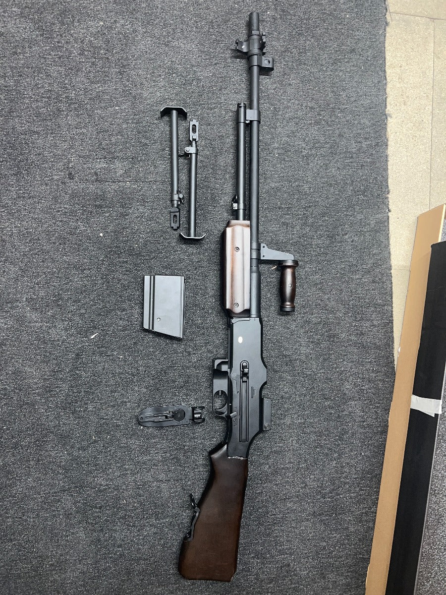 S&T M1918 AEG - nothing happens when plugging in battery