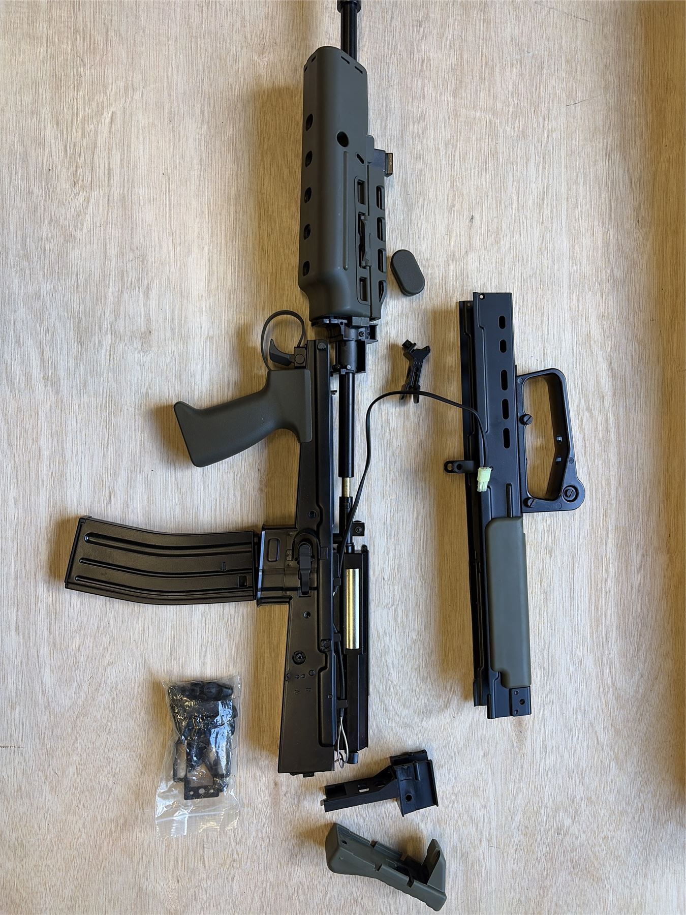 [Boneyard] ARES AR-001 L85A2 AEG (ARES-AR-001) - Charging handle snapped - dust cover will not return