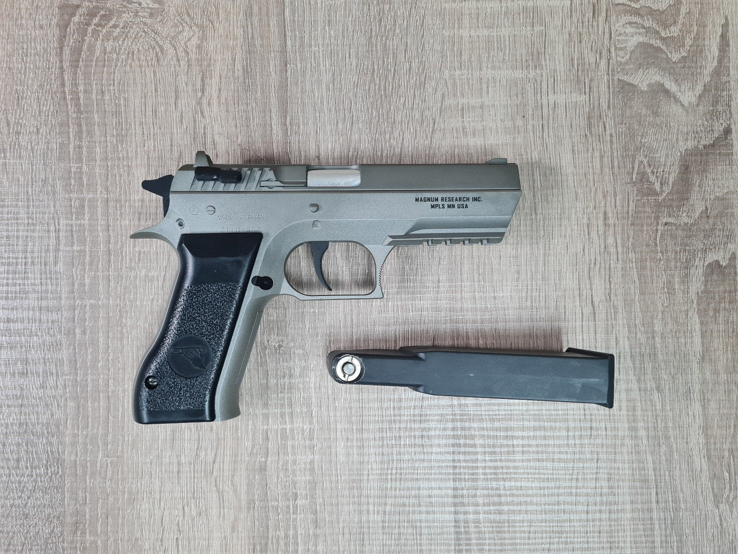 Magnum Research Inc. Baby Desert Eagle Co2 Non-Blowback Pistol (Cybergun - Silver)