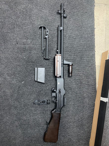 S&T M1918 AEG - nothing happens when plugging in battery