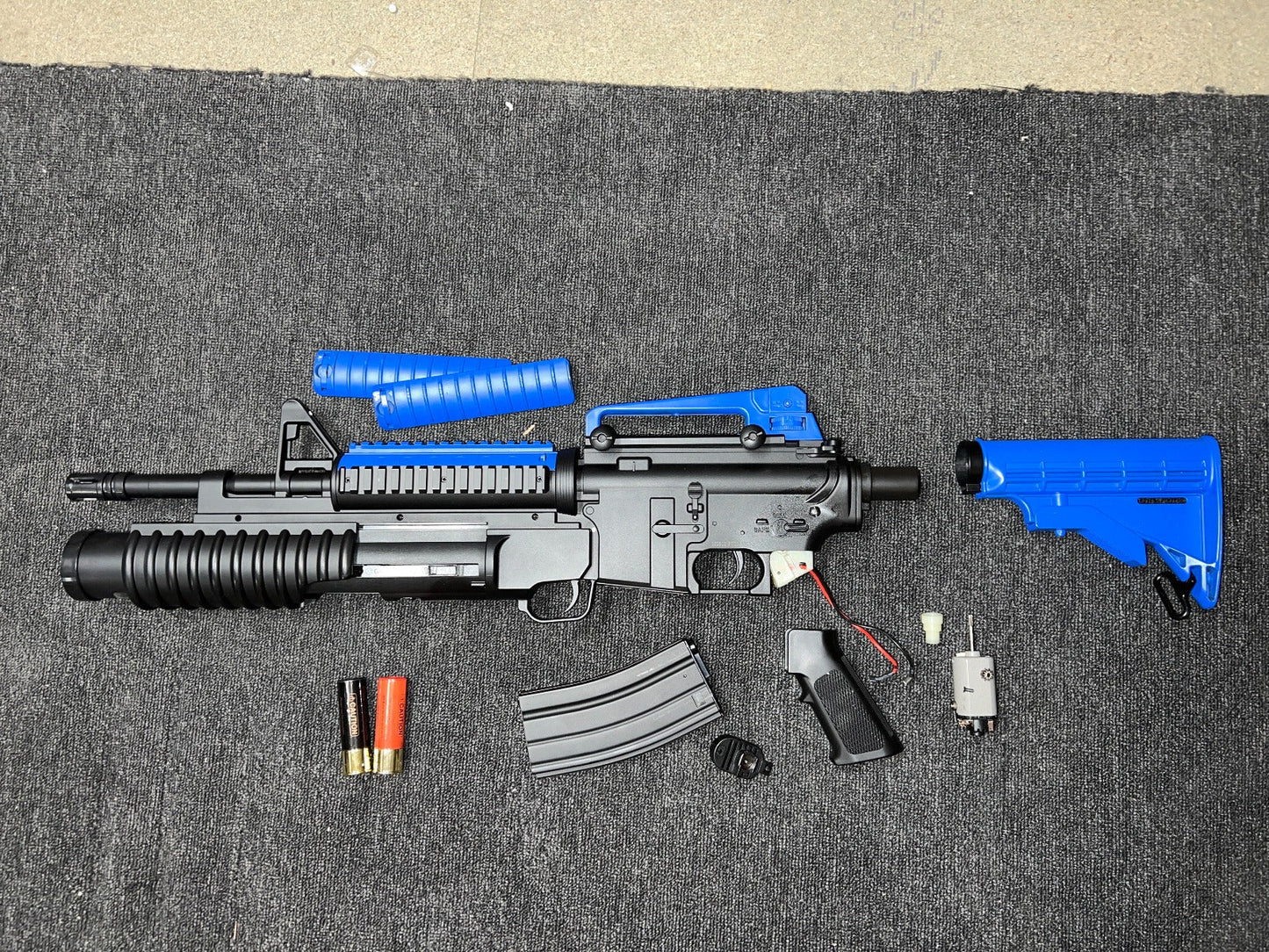 double eagle m813 aeg with shotgun - in bits/possubly missing bits