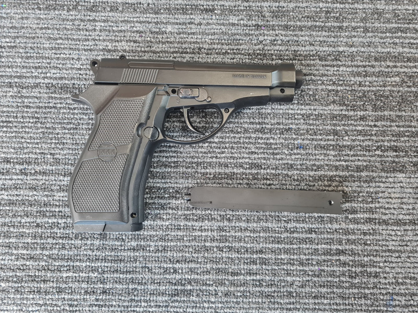 Hwasan M84 Co2 Non-Blowback Pistol (Full Metal - Black)