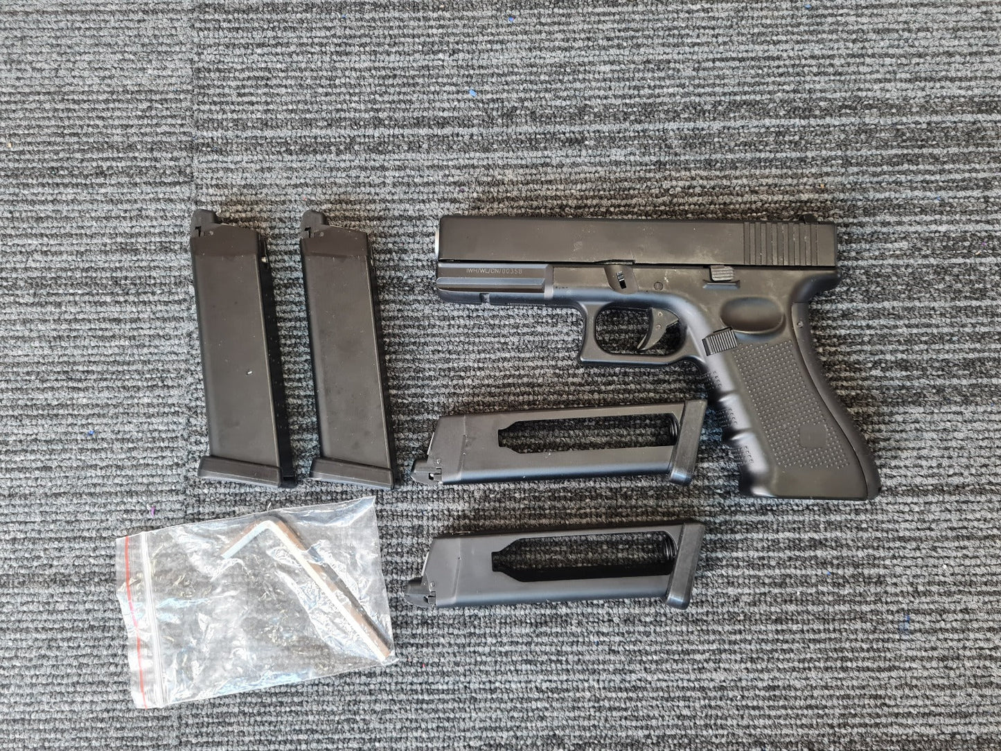 Well 17 Series Co2/Gas Dual Power Pistol (Full Metal - Comes with 2 Mags and Hard Case. - Black)